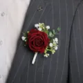 Detailfoto kunstmatige rode roos boutonniere, elegante bruidegom pak bloem decoratie. - Wijnrode corsage