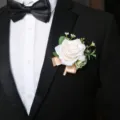 Élégante boutonnière de rose blanche fleur artificielle pour mariage marié costume accessoire - Boutonnière style B