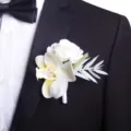 Elegante weiße Orchideen Rosen Ansteckblume für Herren Hochzeit Anzug Dekor Zubehör. - Phalaenopsis- & Rosen-Ansteckblume