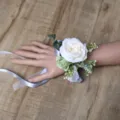 Fleur de poignet rose blanche artificielle mariage corsage de mariée ruban gris. - Corsage de poignet style A