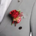 Elegante rode roos boutonnière met kristallen en bladeren voor trouwpak decoratie. - Corsage / Rood