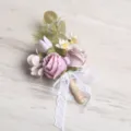 Elegante kunstmatige rozen corsage met kanten lint voor bruiloften en zakelijke bijeenkomsten. - Corsage / Paars