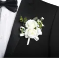 Detailansicht weiße Rosen Ansteckblume, elegante Hochzeits Corsage mit Seidenband für Herren Anzug. - Ansteckblume mit 2 kleinen Rosen