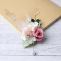 Romantische rosa Rosen Hochzeits Boutonniere im Waldstil mit Perlen und Federn. - Feder-Rosen-Ansteckblume