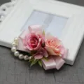 Corsetto da polso di rosa artificiale rosa con perle per matrimonio damigella d'onore - Corsage da polso / rosa scuro