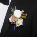 Elegante kunststof rozen boutonnière trouwcorsage met blauw lint voor bruidegom en pakken. - Corsage stijl D