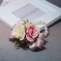 Corsetto da polso con rosa artificiale perla nastro matrimonio damigella braccialetto rosa - Corsage da polso / Rosa chiaro