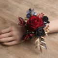 Rotes schwarzes gold künstliches Rosen Handgelenk Blume Detail, elegante Hochzeits Corsage. - Handgelenk-Corsage