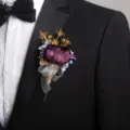 Elegante bottoniera di fiori artificiali viola per abito da sposa festa di celebrazione. - Boutonnière stile A