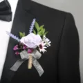 Botonera de rosa artificial morada con lavanda y lazo plateado para traje de boda. - Boutonniere estilo C