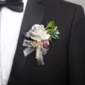 Elegante boutonnière de rosa artificial morada con cinta para traje de boda novio invitados. - Boutonniere estilo D