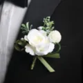 Élégante boutonnière de rose blanche avec ruban vert pour costume de mariage. - Corsage / Blanc