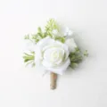 Bottoniera di rosa bianca artificiale elegante per matrimonio e decorazione ospiti immagine principale - Corsage
