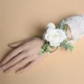 Corsage de poignet rose blanche mariage fleur feuille verte bracelet demoiselle d'honneur - Corsage de poignet / Blanc
