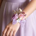 Prachtige kunstmatige roos polscorsage in zacht paars roze, perfect voor bruiloftsreceptie. - Polscorsages (stijl E)