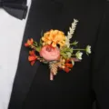 Bruiloft bloem boutonnière voor heren pak, elegante kunstmatige bloem lapel speld. - Corsage / Oranje
