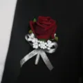 Rode roos boutonnière met zilveren lint variant, elegante trouwcorsage voor de bruidegom. - Corsage / Bordeauxrood