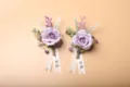 Europese paarse roos bruiloft corsage set voor bruidegom en bruid, kunstmatige bloem. - Corsage / Paars