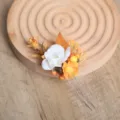 Bosstijl bloemige haarspeld met witte bloem, oranje margriet, bessen en vintage U-clip. - Letter A