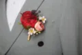 Kunstmatige roos bloem boutonnière bruiloft bruidegom corsage pak jas speld bruids accessoire - Corsage / Rood