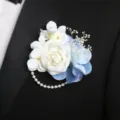 Élégante boutonnière de mariage artisanale avec rose blanche et hortensia bleu costume. - Modèle C (corsage)