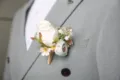 Elegante kunstmatige rozen boutonnière voor bruidegom, mooie huwelijk corsage jasreversspeld. - Corsage / Wit