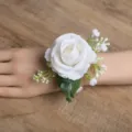 Ramillete de muñeca de rosa artificial blanca con perlas y hojas verdes para novia de boda. - Pulsera de Flores Blancas