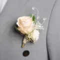 Elegante kunstmatige champagnekleurige rozen corsage met kristal voor het trouwpak. - Corsage / Beige