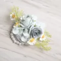 Pols corsage van kunstbloemen met witte parels en grijze blauwe rozen voor feestje - Polscorsage / Blauw