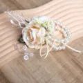 Kunstmatige roos polsbloem corsage met parels en linten voor trouwjurk feestelijke outfit - Polscorsage / Beige