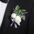 Elegante witte roos corsage met paarse lint en groene bladeren voor trouwpak decoratie - Corsage (model A)