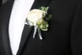 Boutonnière de mariage rose blanche artificielle pour costume de marié accessoire. - Boutonnière style C