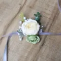 Fleur de poignet rose blanche artificielle boutonniere de mariage avec feuilles et ruban gris - Corsages de poignet (style C)
