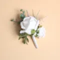 Witte kunstmatige roos boutonniere bruiloft corsage met groene bladeren voor bruidegom - Corsage / Wit