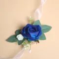 Kunstmatige blauwe roos trouw polscorsage en boutonnière met groene bladeren, lint variant. - Polscorsage / Blauw
