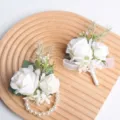 Set corsage da sposa e fiore da polso con rose bianche e braccialetto di perle. - Set Corsage da Polso e Boutonnière
