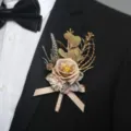 Elegante trouwcorsage voor de bruidegom met een champagnekleurige roos en eucalyptus - Corsage stijl A / Gemengde Kleuren