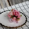 Rosa künstliche Rosen Handgelenk Blume Korsage für Hochzeitsfeier Braut Armband Dekor. - Handgelenk-Corsage / Dunkelrosa