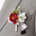 Elegante botonera de boda con flores artificiales rojas y blancas, cuentas doradas y cinta decorativa. - Boutonniere / Rojo