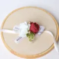 Corsé de muñeca de estilo coreano con flores de tela blanca y roja, accesorio para bodas. - Ramillete de muñeca / Rojo