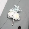 Elegante witte rozen boutonnière met grijs lint voor trouwpak en formele feestelijke decor. - Corsage / Wit