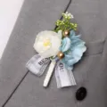 Elegante botonera de boda corsage con flores blancas y azules para el novio y fiesta. - Boutonniere / Azul y Blanco