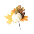 Herfst decoratie tak met witte pompoen, esdoornbladeren, bessen en dennenappel voor thuis. - Stijl G