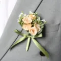 Kunstmatige trouw corsage voor bruidegom, perzik roos met groen lint en bladeren voor feest. - Champagne