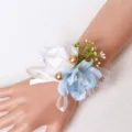 Elegante corsé de muñeca de flores artificiales blancas y azules con cuentas doradas. - Ramillete de muñeca / Azul y Blanco