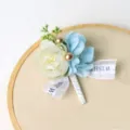 Ramillete de boda estilo coreano flor artificial azul blanco con decoracion de cinta - Boutonniere / Verde azulado