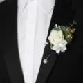 Elegante prendedor de boda estilo bosque con rosa blanca hojas verdes y perla. - 8x12cm / Estilo 1