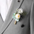 Prachtige bosstijl trouw corsage voor heren met witte bloem en blauwe bladeren voor feest. - 8x12cm / Stijl 4