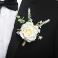 Primo piano dettagliato del boutonniere di rosa artificiale bianca sul risvolto dell'abito. - Corsage / Bianco