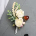 Elegante kunstmatige rozen boutonniere met bladeren en eikel voor de bruiloft bruidegom. - Beige